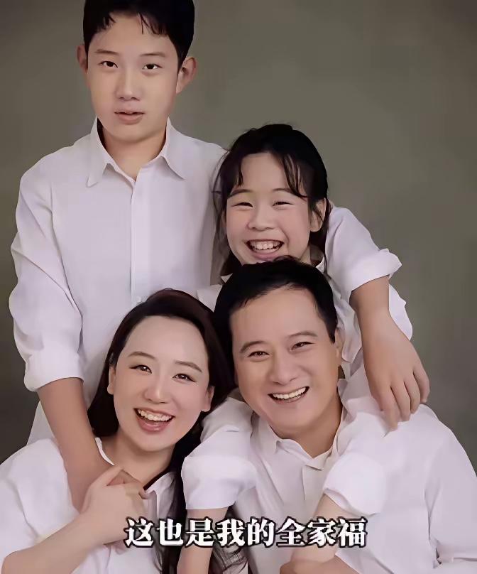 关凌一家人的合影，一家四口其乐融融的，女儿像爸爸，儿子像爸爸，这也是跟大部分普通