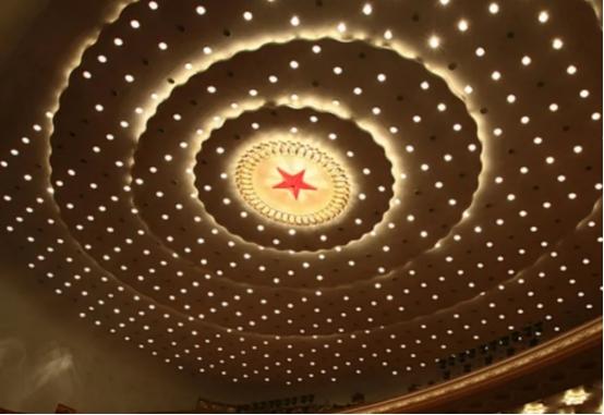 1959年，人民大会堂迅速竣工，耗时不到一年。毛主席来参观时，突然指着天花板笑着