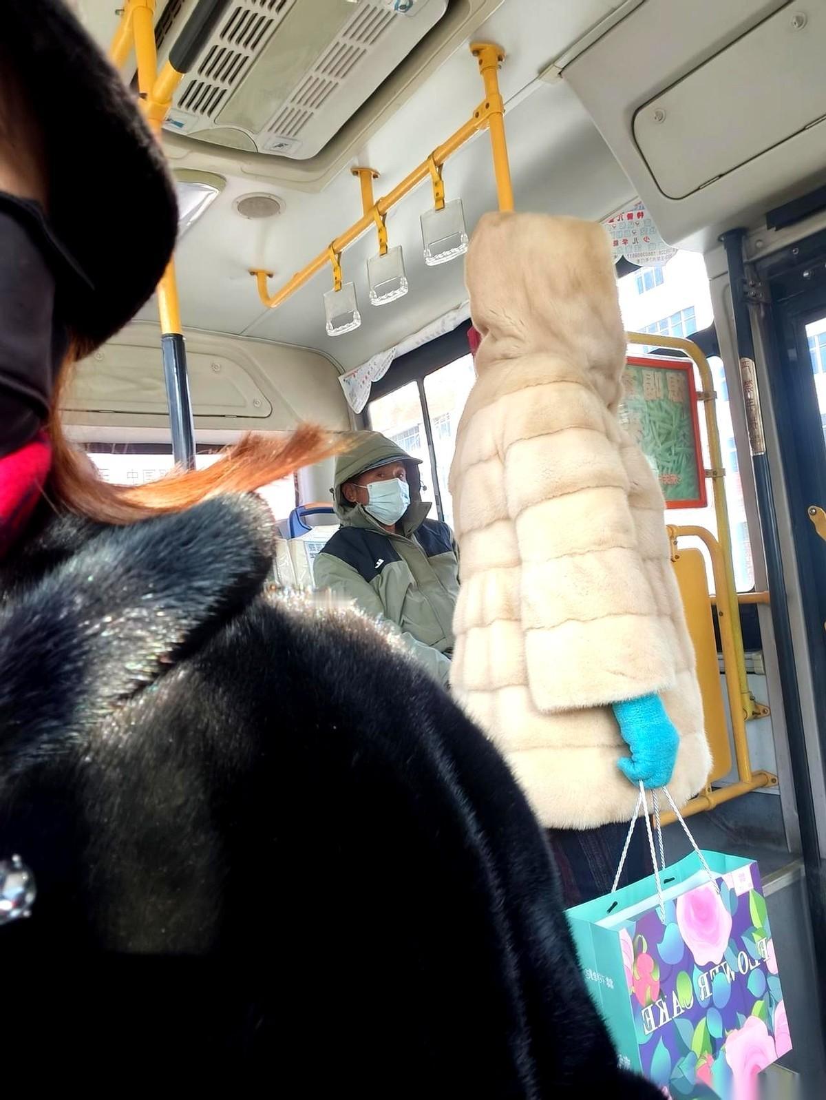 真不是我爱说闲话，但今天公交上那姑娘，我是真替她那件米色小貂儿，感到不值。零下