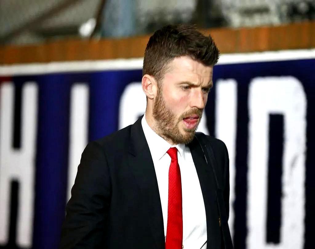 曼联把阿莫林炒了，卡里克接锅，第一场就干曼城。结果？2比0，干净利落。没三