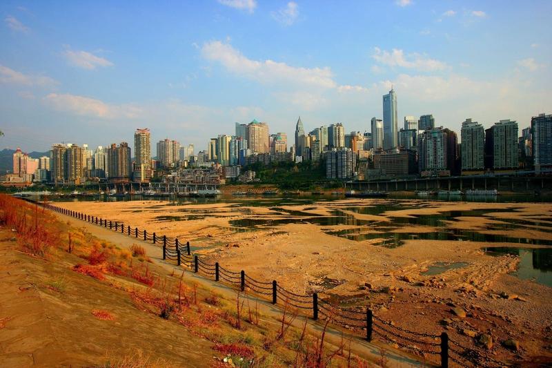 11块的时候，朋友花了33万，一口气拿了3万股。这不是试水，是重仓押注，心态上已