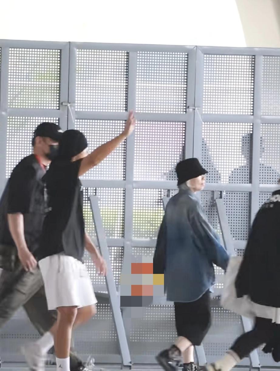 周杰伦杭州开演唱会前，先要带昆凌和母亲叶惠美去打网球！4月5日，周杰伦杭州演