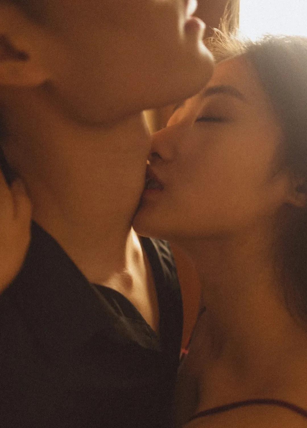 结婚1个月就离婚了。朋友家儿子刚刚结婚1个月就离婚了，朋友说都愁死了，现在的年轻