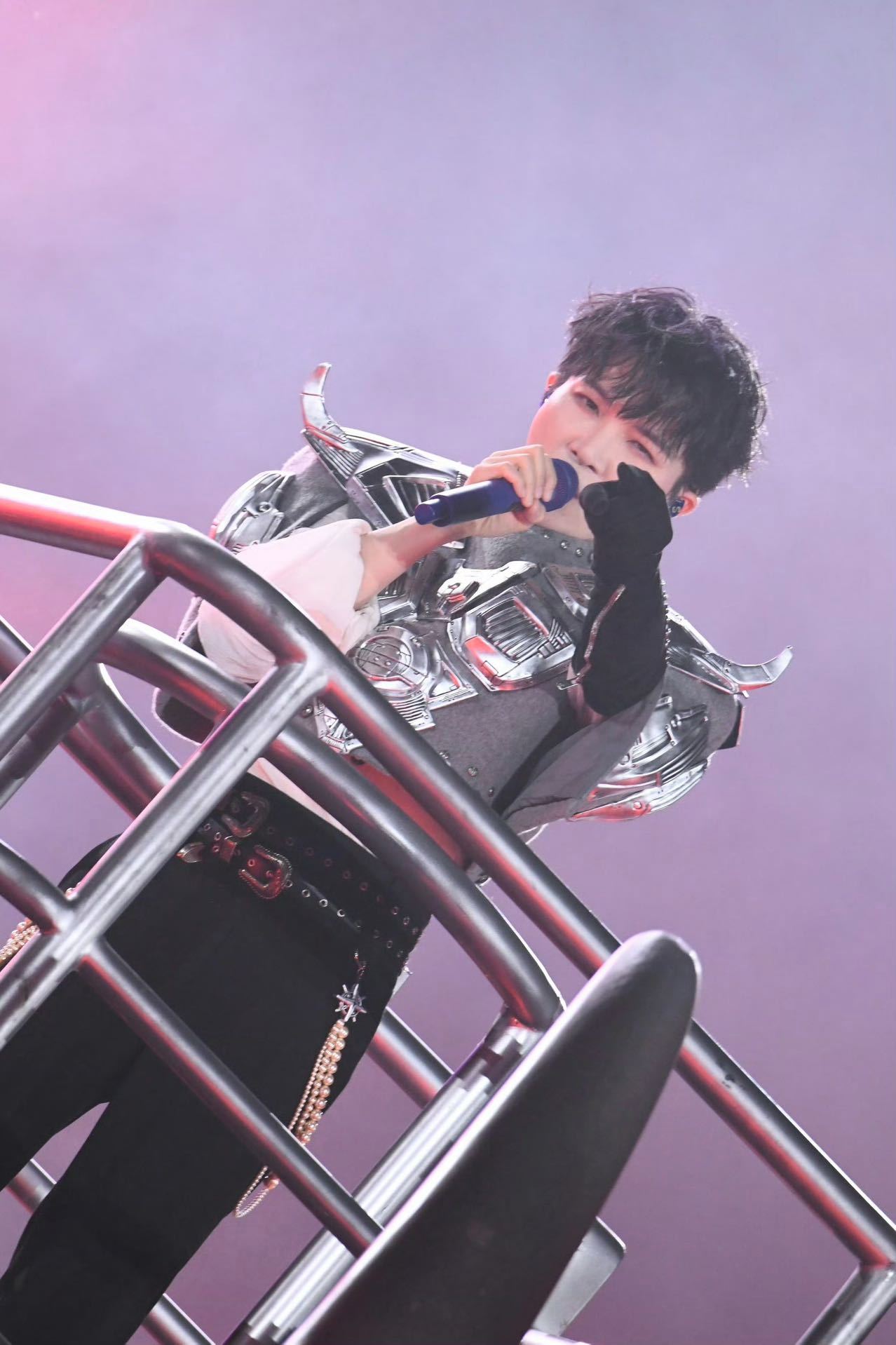 周深携巨型仿生兽来广州了五月天给周深送花篮广州演唱会高燃开唱，机械巨兽舞台超吸