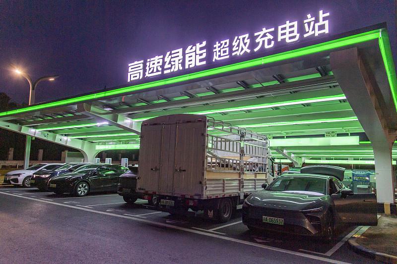 纯电车长途自驾游以前我是想都不敢想，总觉得半路趴窝、服务区排半小时队等充电的阴影挥之不去，最近刷到几