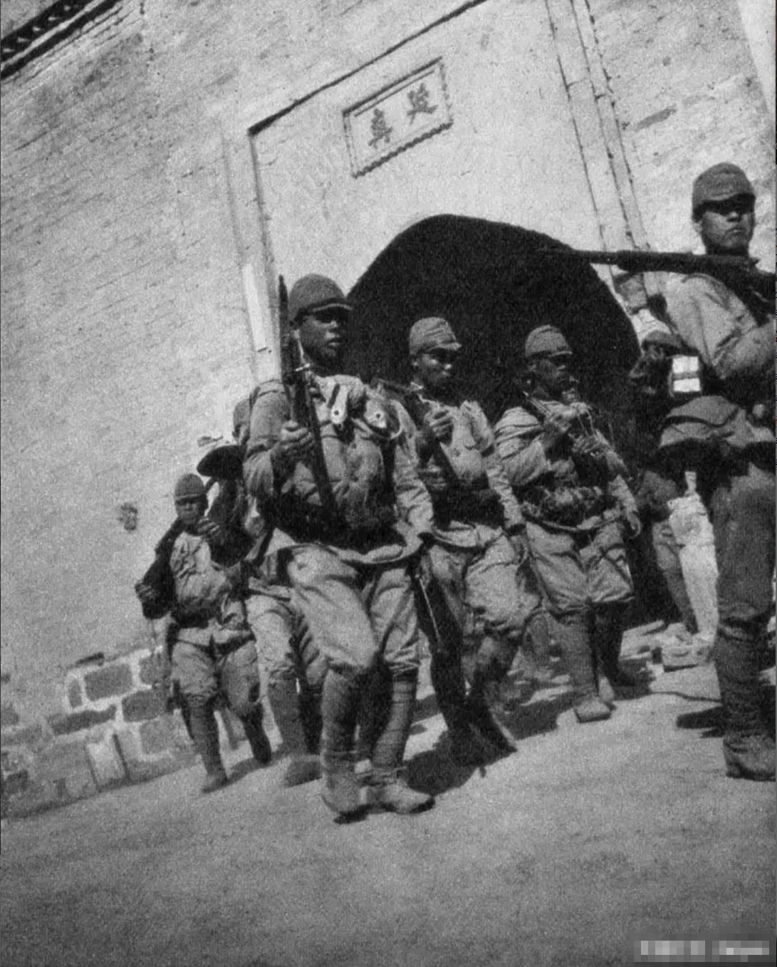 二战日军是要打绑腿的图中是1937年9月，占领了河北宣化的日军。同国军士兵一