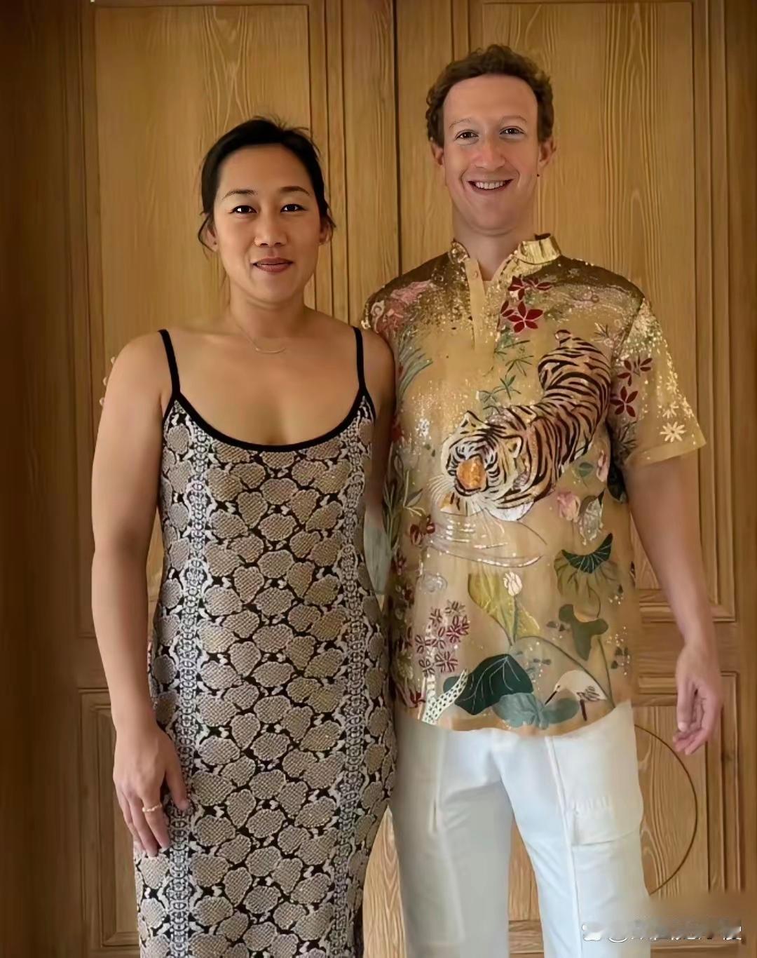 脸书CEO扎克伯格坐拥万亿身家，身边的妻子却格外朴素低调。