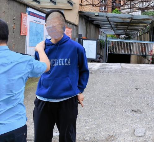 四川成都，一名男子刚刚结束行政拘留，走出拘留所恢复自由，但立马又想起了一个歪主意
