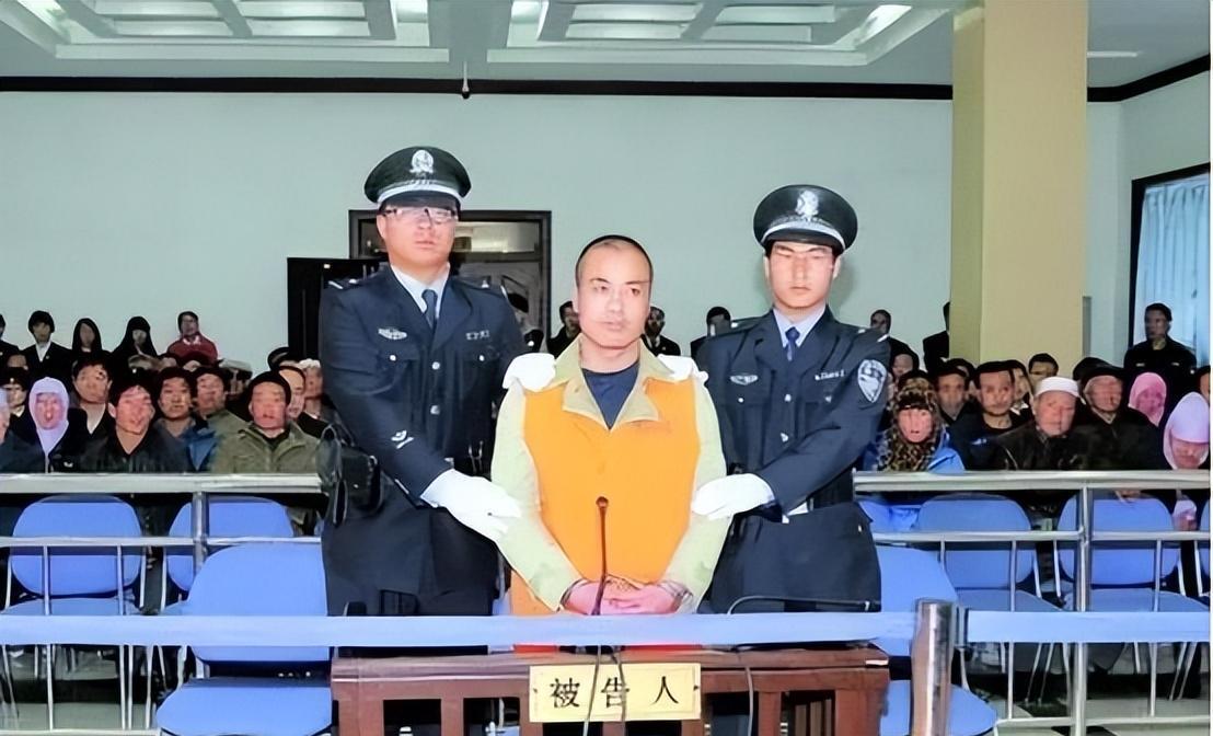 “强奸我妻子，打断我妈腿，我要你全家偿命！”2011年，浙江男子郑勇军手持菜刀，