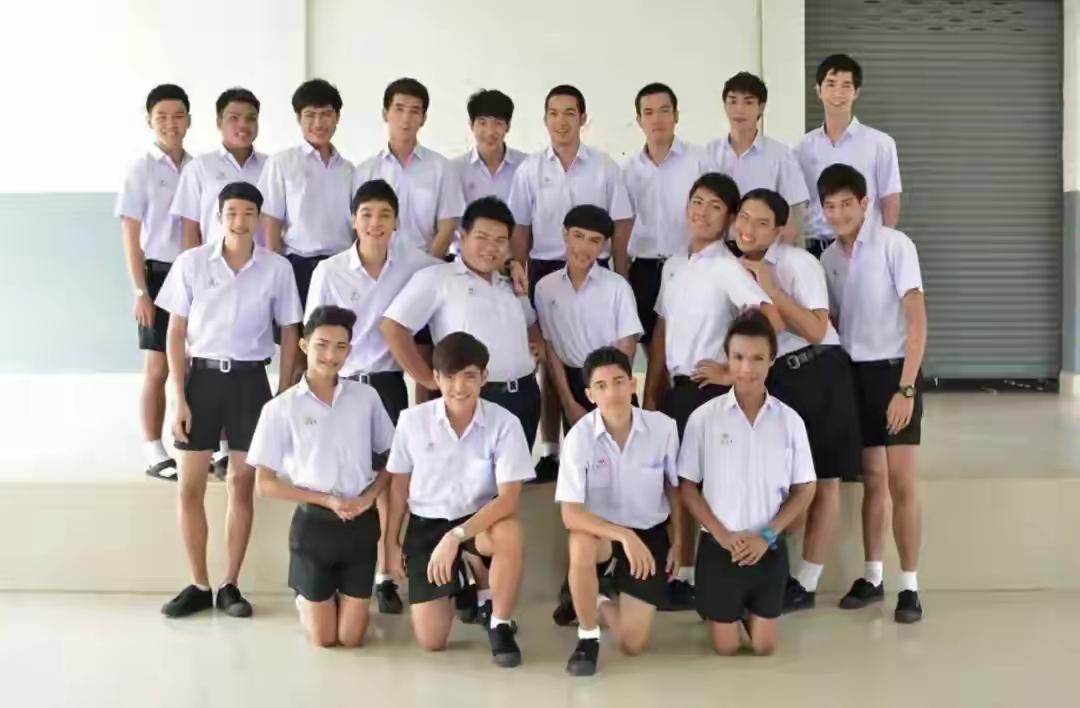 泰国跨性别学生确实比其他地方自由。2015年教育部就出了政策，允许他们申请穿女生