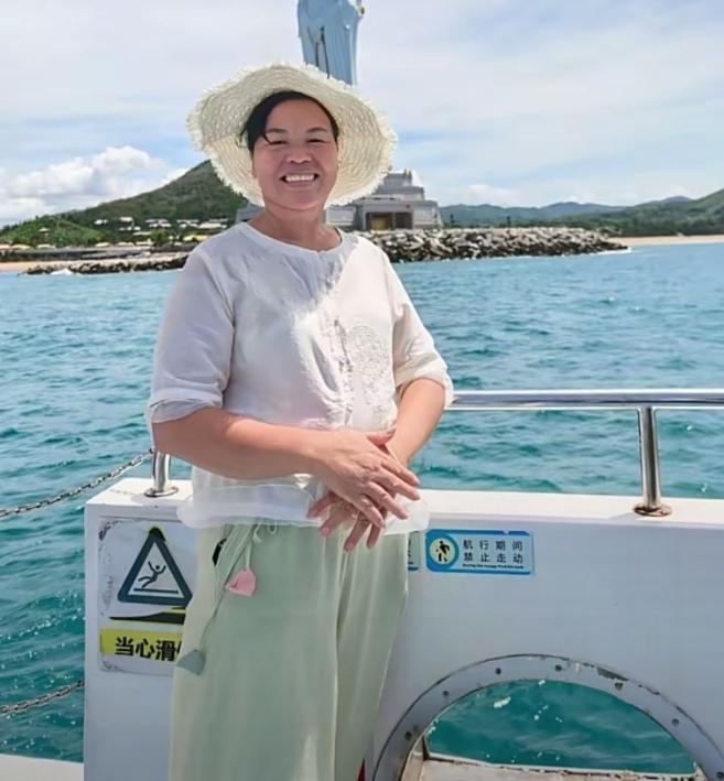 最近全红婵的爸妈难得放下手头琐事，结伴去海南三亚游玩，照片里老两口笑得特别开心，