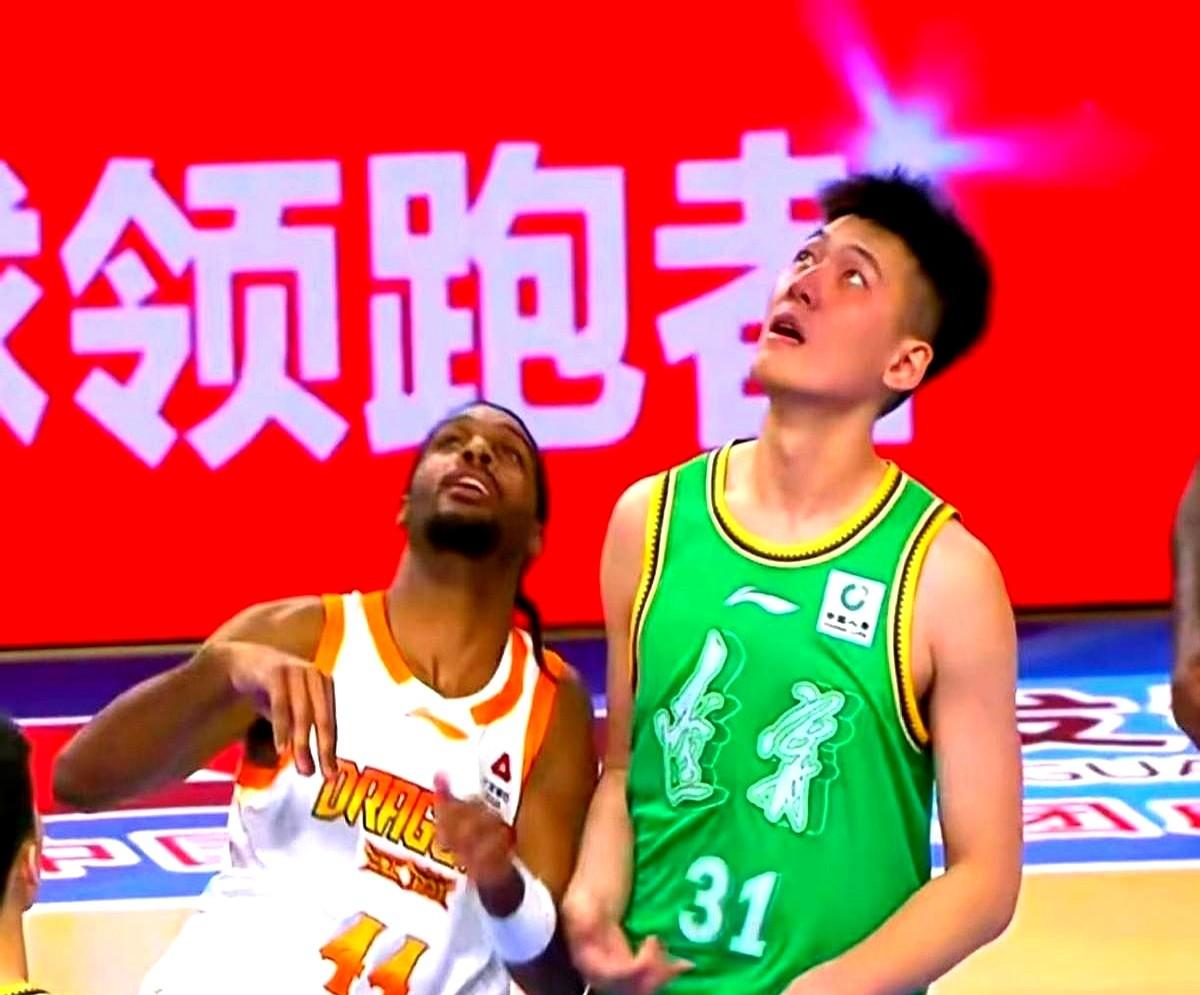 辽宁这球输得比吃了口变味的辣条还糟心！现在网上吵翻了，有人说杨鸣是“站桩型教