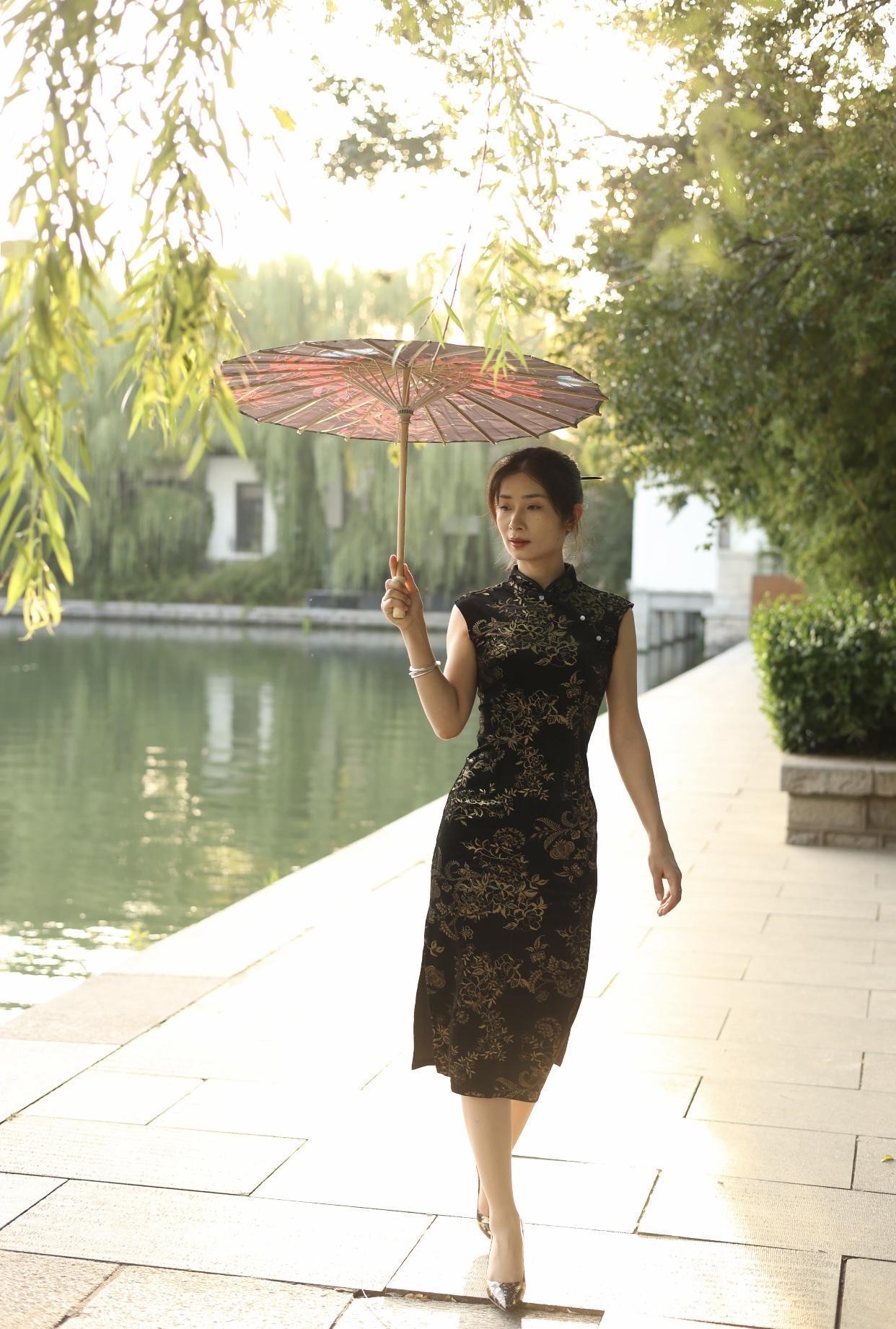 穿旗袍拍照有多美优雅旗袍，漫步湖畔，撑伞悠然，尽显东方韵味。