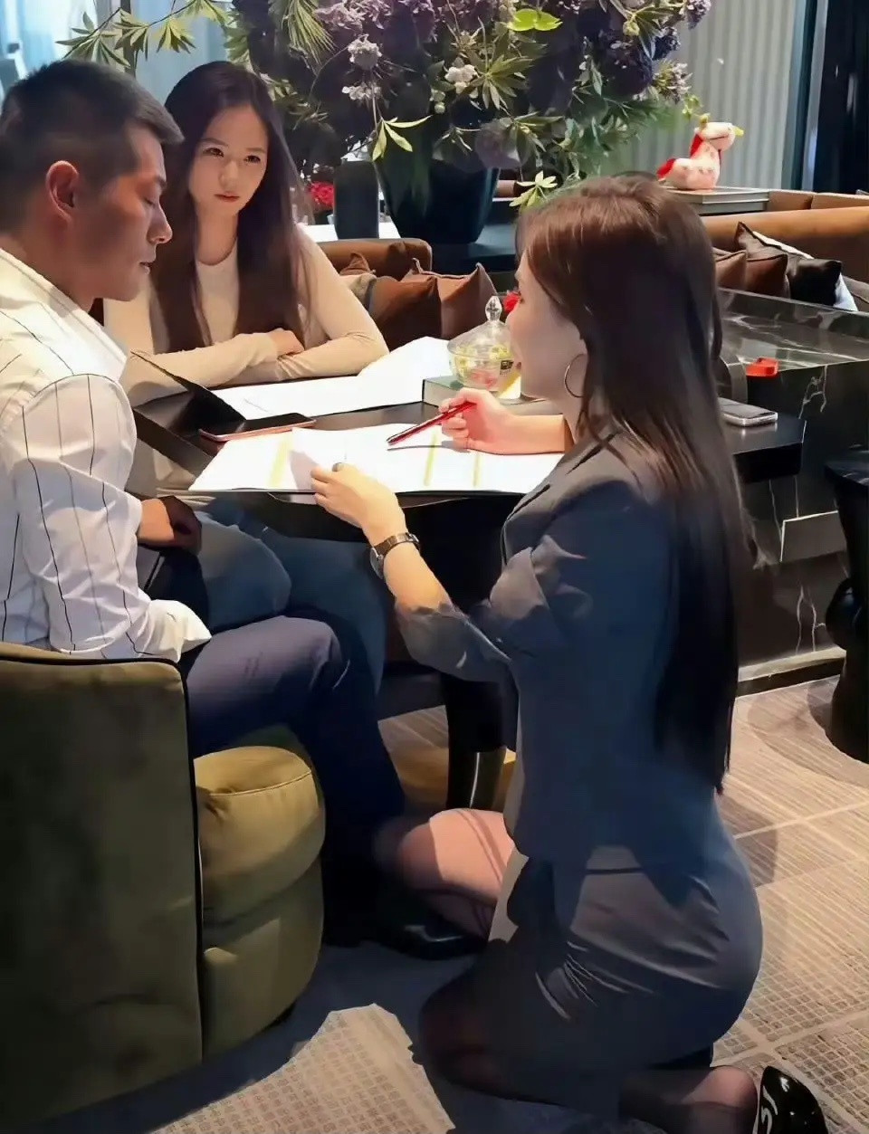 你觉得这位美女销冠，今天这单还能开得到吗？