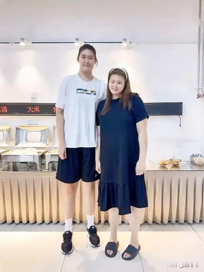 中国女篮二大内线巨无霸昨夜隔空对话，孰强孰弱数据一目了然！中国女篮国家队昨晚