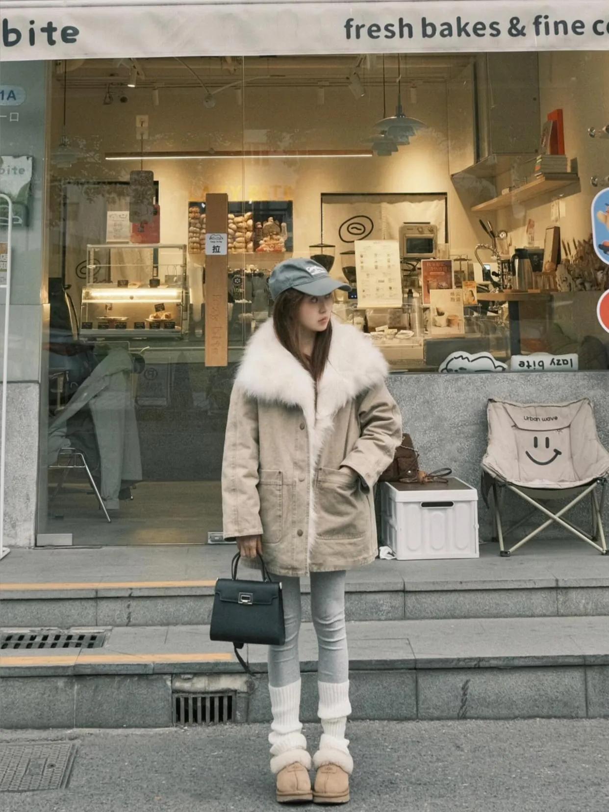 冬日毛绒外套穿搭，小个子也能穿出氛围感冬日穿搭就该是毛茸茸的模样！浅卡其色