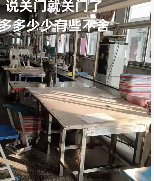 开了12年制衣厂的表哥说：“不是不想干，是真扛不住。”原材料涨了三成，工