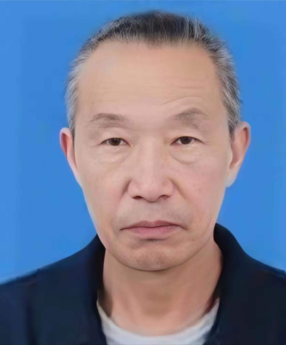69岁保洁员清晨扫街撞见双刀歹徒追砍女学生，赤手空拳扑上去身中两刀，追出30米倒
