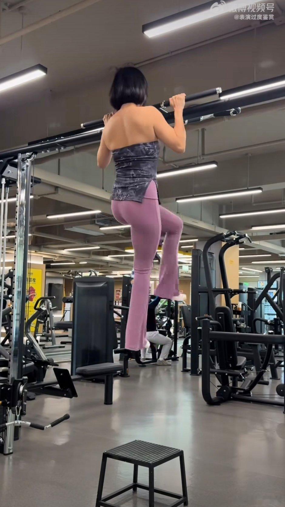 只有健身的人才懂她有多强妈妈！好优雅移除了引体，还有练腿日是我最痛苦难熬的时候了