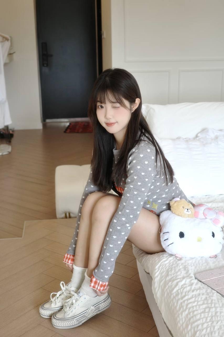 可爱少女在卧室里摆拍，萌化你的心！💕📸分享一下你随手拍下的照片卧室美人照