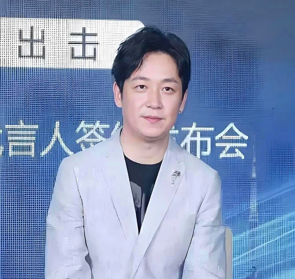 一觉醒来董洁的世界仿佛要塌了。不是潘粤明要和她复婚，也不是又有绯闻传出，而是
