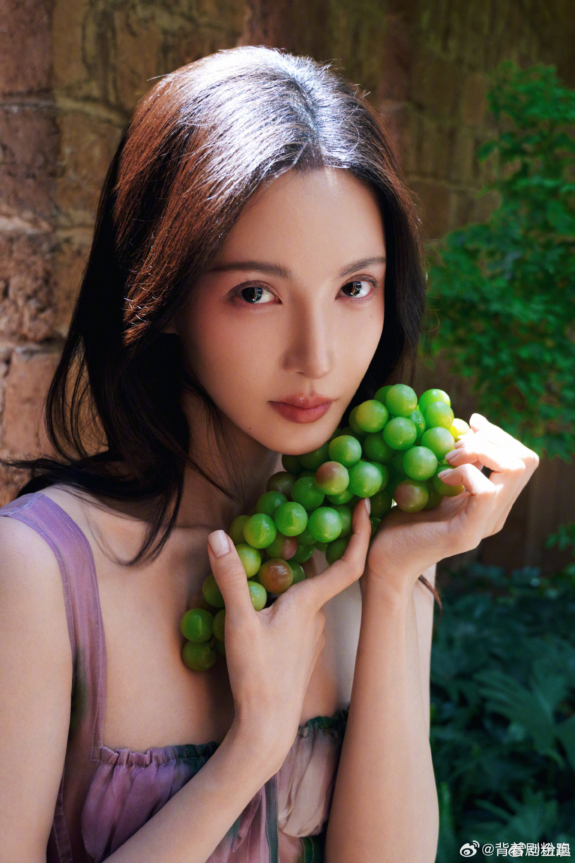 金晨阿那亚业主松弛感金晨在阿那亚被抓去走海浪电影周红毯，露脐针织衫配牛仔裤超“