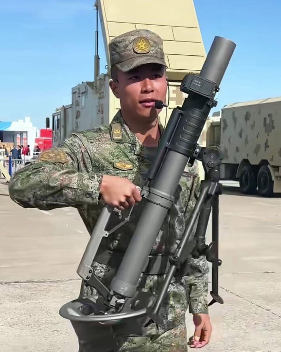空军的经费真是充足，直属的空降兵已经用上了钛合金材质的迫击炮，一只手就能拎起来。