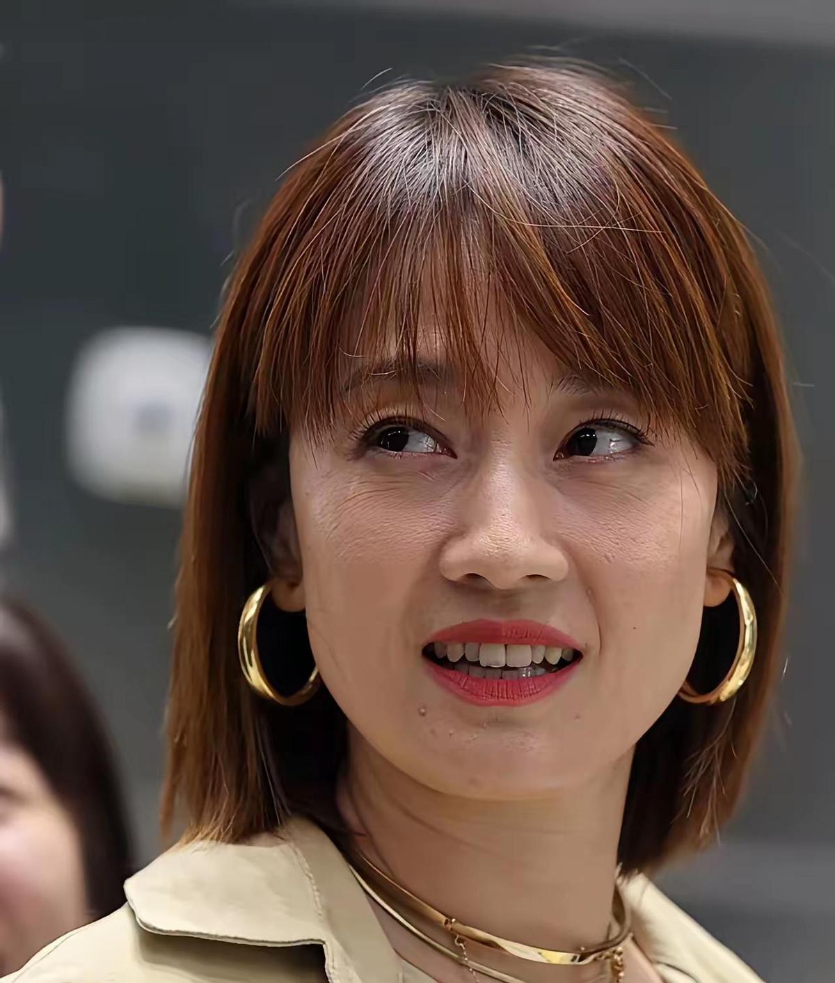 马伊琍拍戏不喊累，收工还帮场务搬道具。王家卫没点名批评她，是因为她根本不用被批