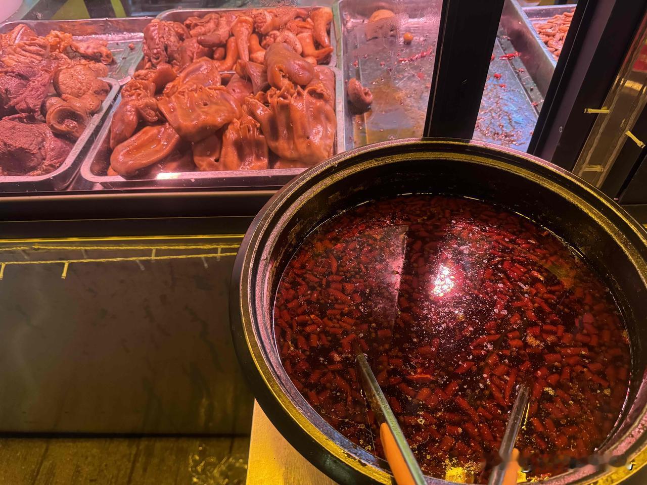 卤肉和辣汤卤肉，像卤猪头肉，20斤卤水用八角20克等香料，盐500克等配料，
