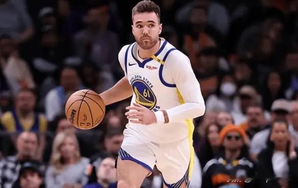 据名记ShamsCharania报道，经纪人透露，勇士正与双向合同后卫斯潘塞签