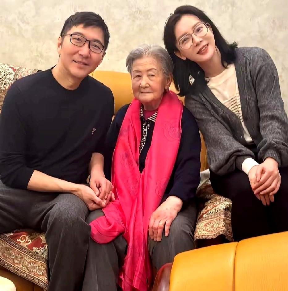 看了陈数回娘家过年的照片，才明白什么叫“嫁对了人”。48岁的陈数回到湖北黄石