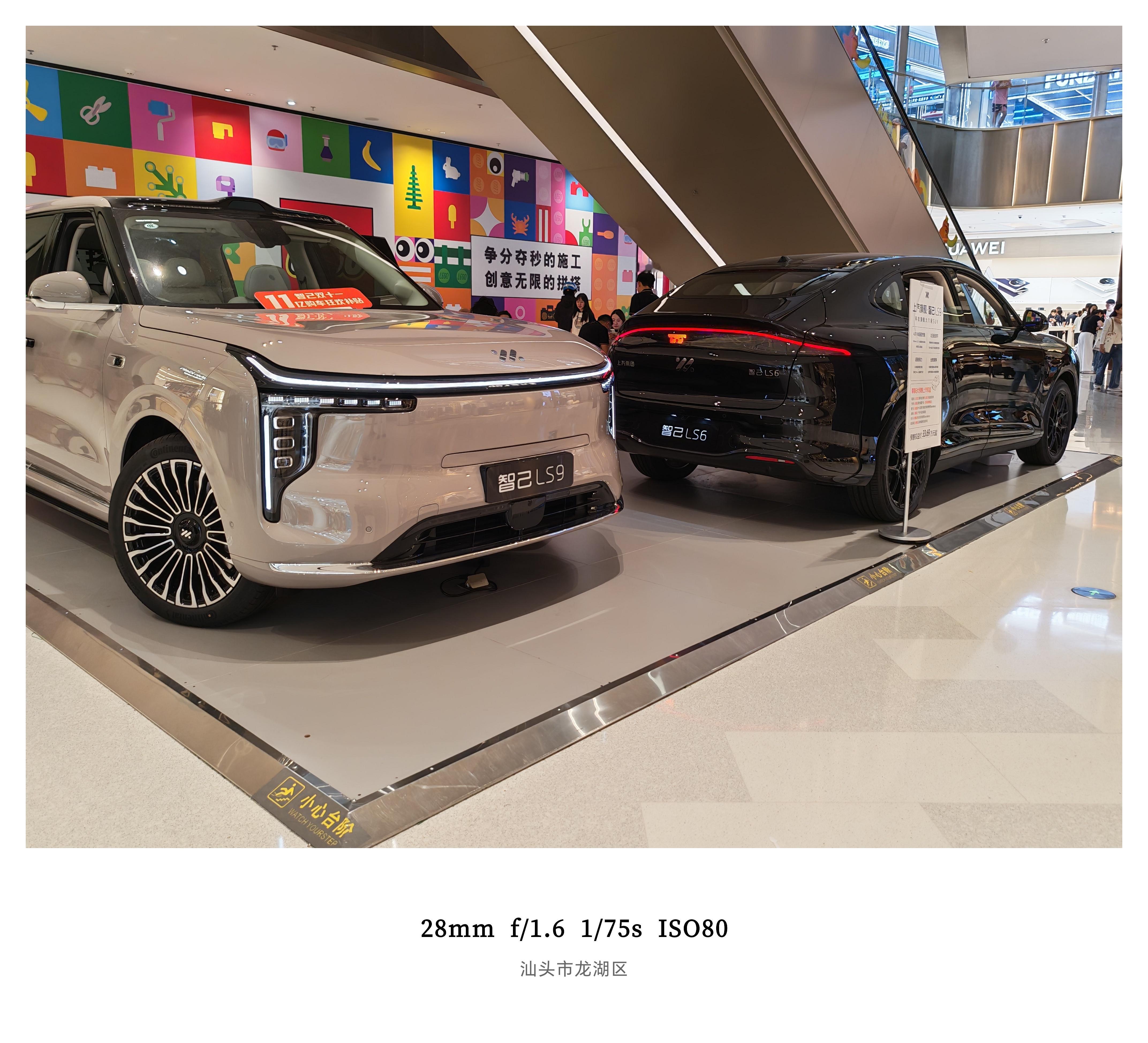 今天路过商场看到智己LS9展车第一次进车里体验下4D按摩那力度跟我曾经买过的按摩