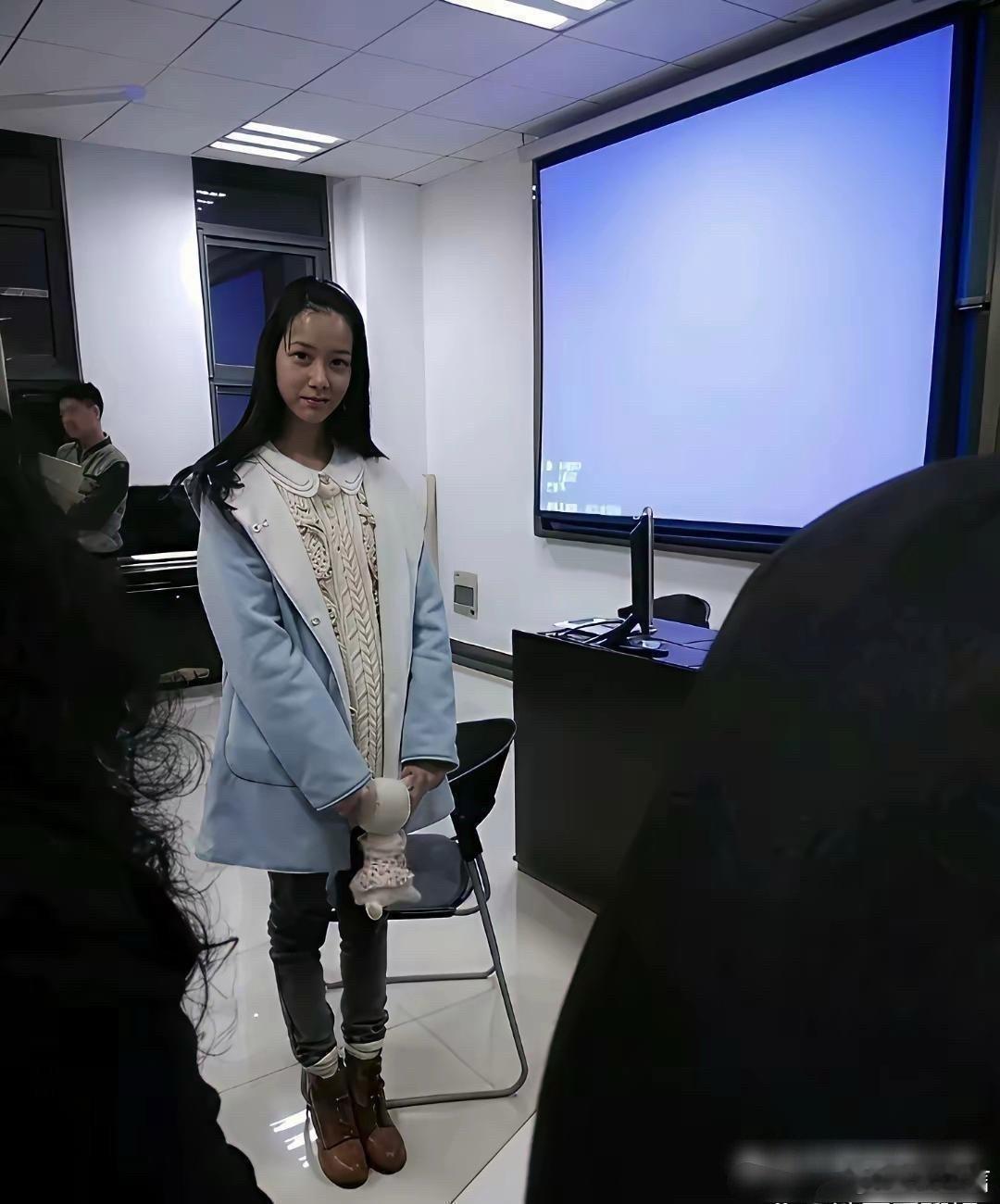 陈都灵上大学那会儿，确实‍是校花‍‍。一张‌‌﻿素‌颜‏‍，就‎把好‏‍‏多人比