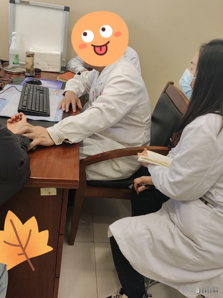 现在有的医生简直是坏的，脚底流脓，头顶生疮，大恶人一个！我的闺蜜是大胖妞一个