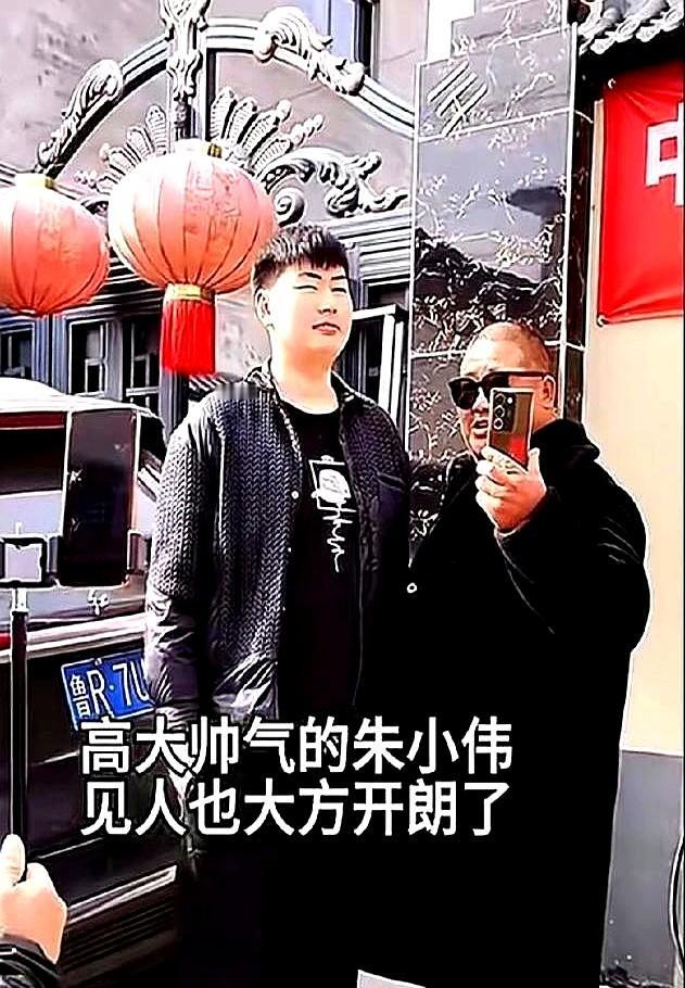 都说大衣哥儿子被新媳妇改造好了，女儿被新女婿惯坏了。我看，恰恰说反了。儿子朱