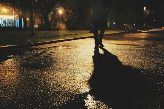 “躺赚百万”的诱惑, “职业背债人”如何成为金融黑灰产的一环?