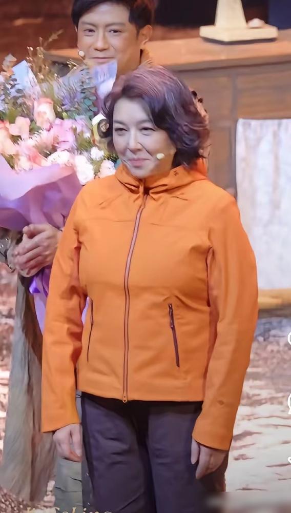 当年的女神，现在也是大妈的没有，虎背熊腰的，头发都是花白的，看来明星保养的再好也