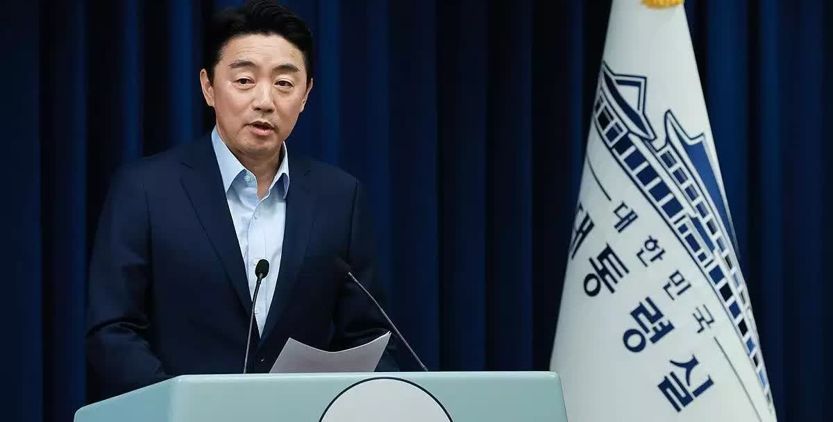 19日，韩国国务总理金敏锡、总统秘书室长姜勋植等政府核心人士，就检察改革立法释放