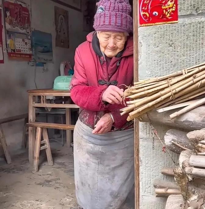 看哭了！四川内江，孙子节后就要返程，98岁奶奶送孙子到门口，不舍的叮嘱到：“你空