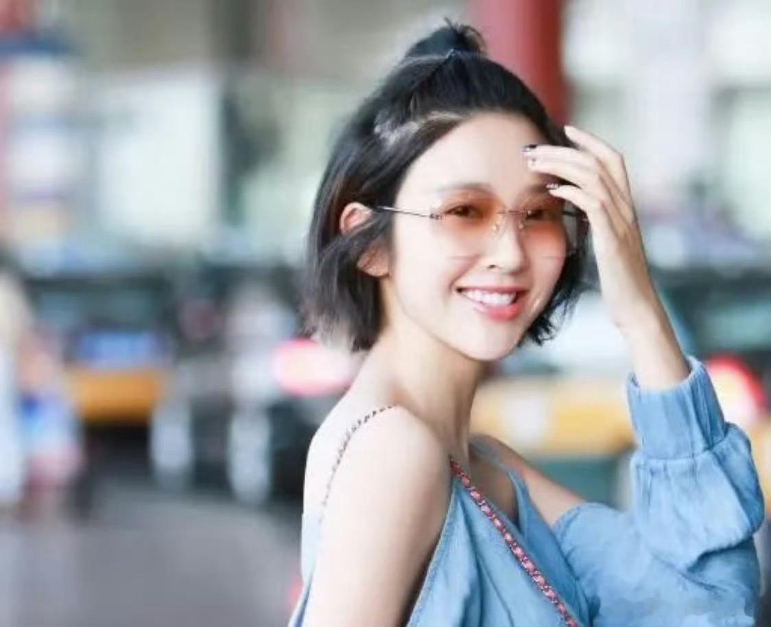 唐艺昕脸和嗓子各火各的长相清甜灵动气质满满，开口却画风大变，颜值和声线反差感拉满