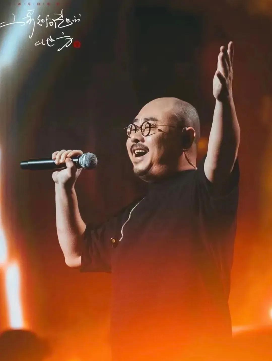 草根逆袭还是天赋异禀？刀郎那把“哑嗓子”，唱出的是真金白银还是乐坛笑话？他抱着