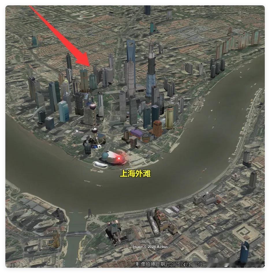 最近上海外滩的一批印度游客，突然就火遍了全网。外滩的江风里，一群印度游客的沉默