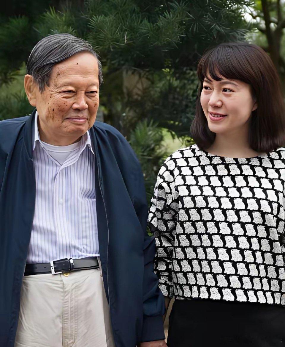 翁帆在一本书中，翁帆是这样自述的：“他沒有教我物理，他教我开车。”​杨先生喜欢开