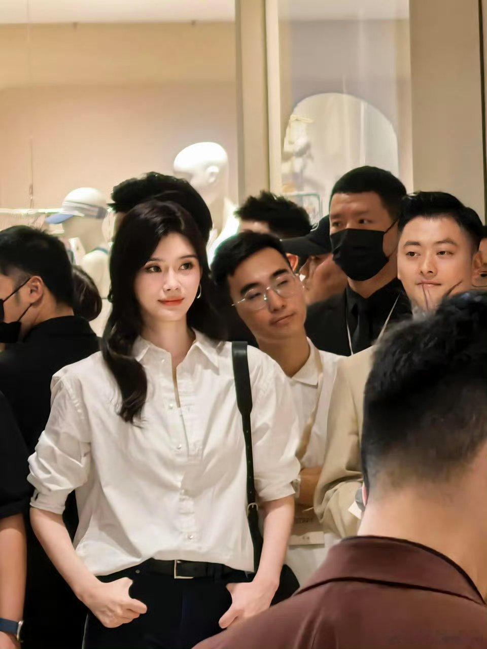 奚梦瑶真的，这肩宽真的美到爆炸了​​​姐姐我可以靠吗？​​​