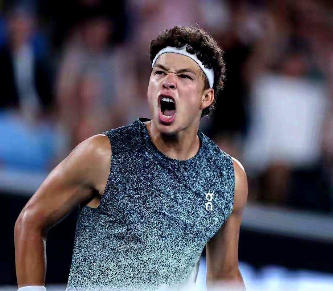 谢尔顿先送一盘，然后连抽三巴掌。55个制胜分，30次网前拿29分，这就是把