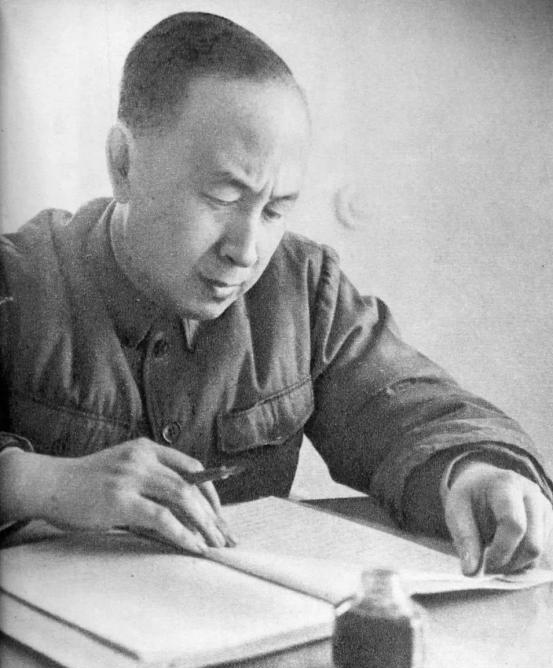 1956年，钱学森参加国宴，可在宴会上竟然找不到自己的座位。就在钱学森尴尬时，毛