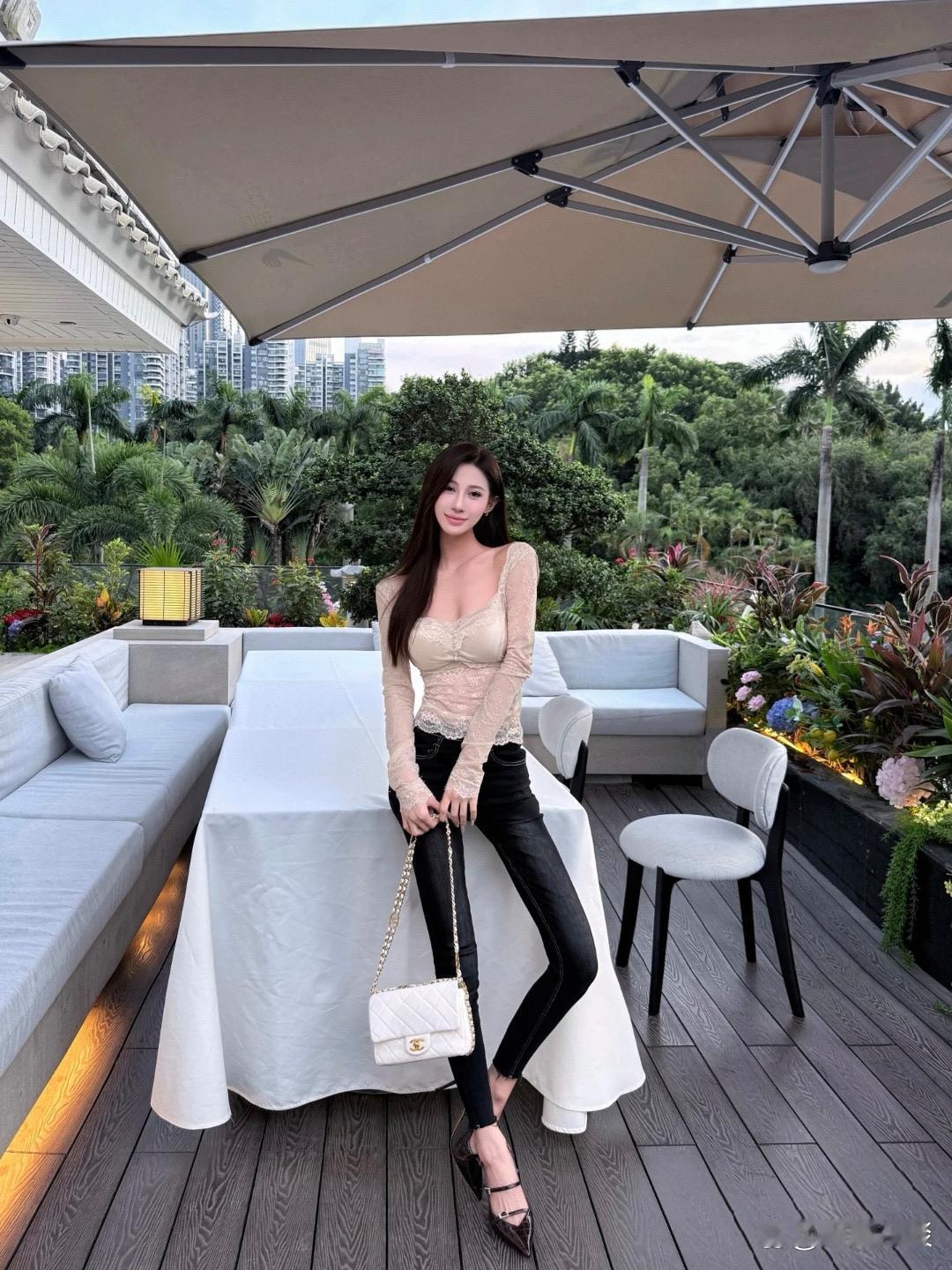 哇，这小姐姐也太会穿了～她上身穿了件浅米色蕾丝长袖上衣，蕾丝材质精致又带着柔美