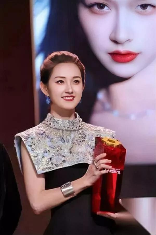 卡里只剩30块时接的霸总剧，一个吻戏让我从啃冷馒头到爆红