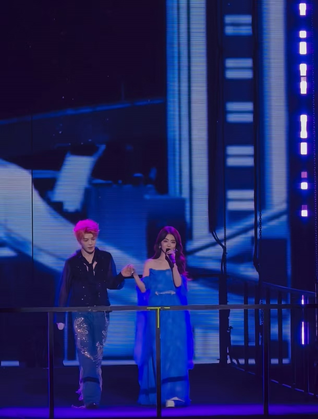谭松韵王栎鑫同框梦回最好的我们谁能拒绝耿耿星河的线下合体，王栎鑫演唱会谭松韵惊喜