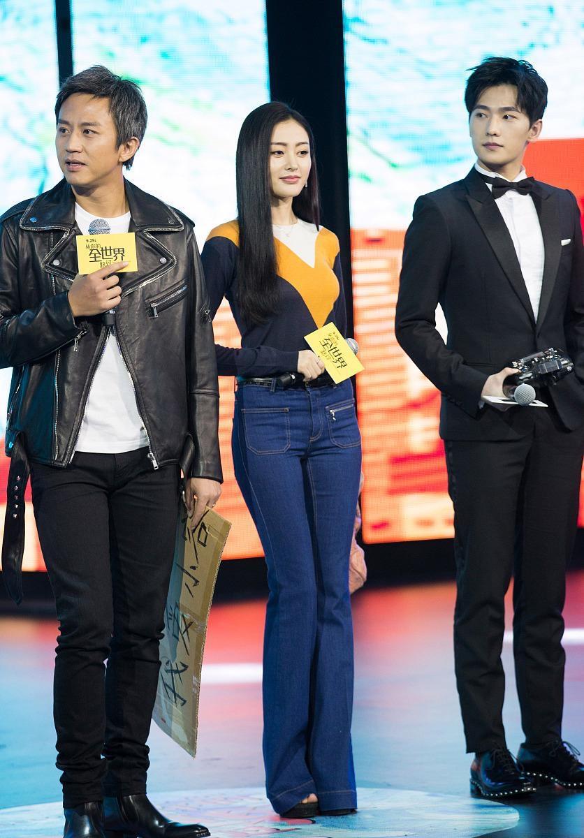 2016年，邓超、张天爱、杨洋为电影《从你的全世界路过》路演时的合影。张天爱